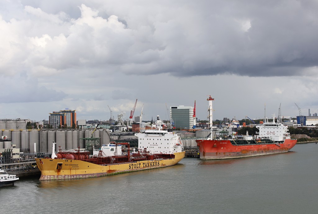 europoort maasvlakte rotterdam botlek haven scheepvaart industrie fabrieken marine transport overslag terminal portlantis ferry centrale